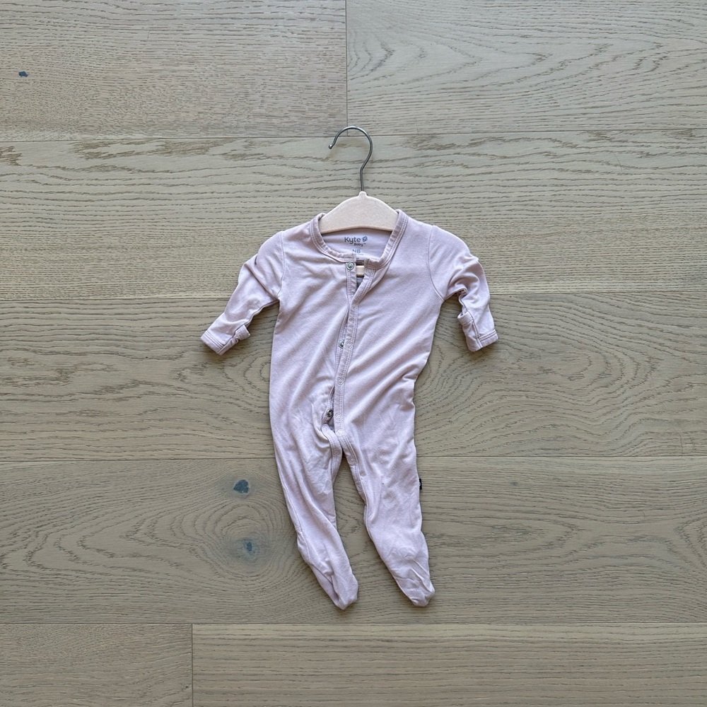 Newborn footsie